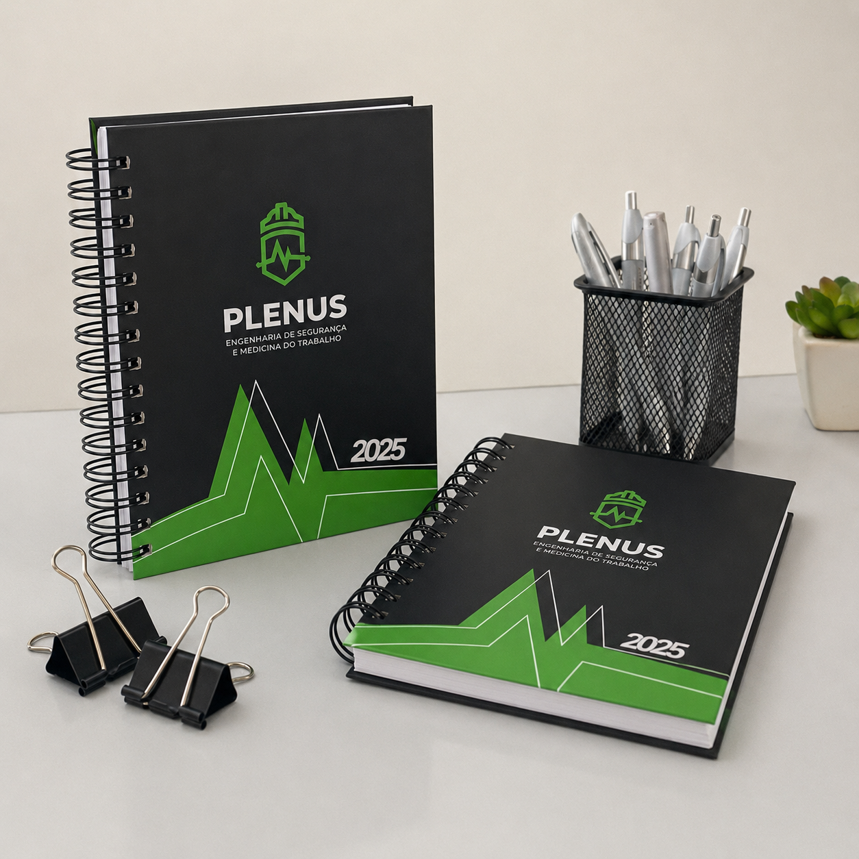 Agenda empresarial preta com logo impresso em cores na capa dura