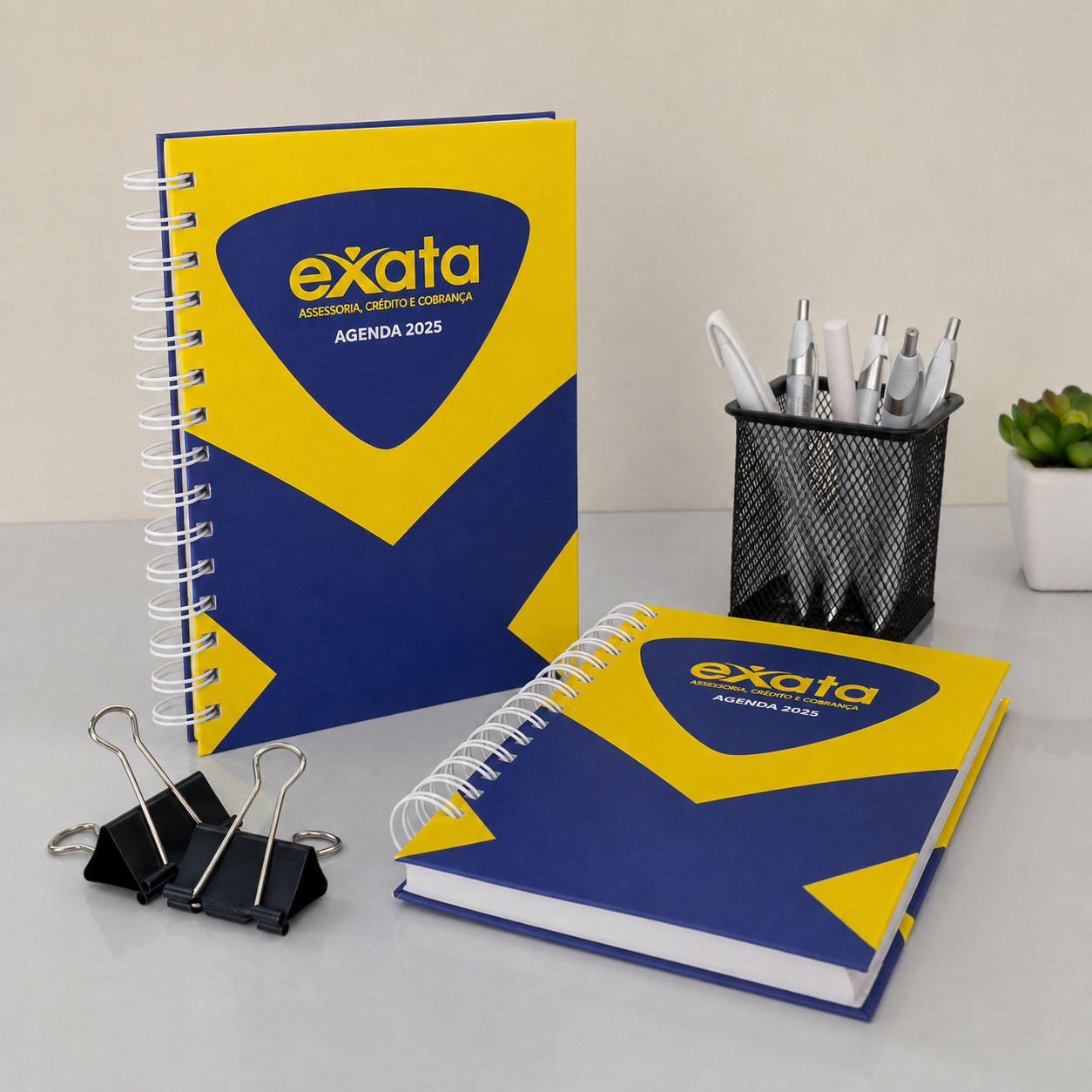 Agenda personalizada com capa dura amarela e azul e logo da empresa