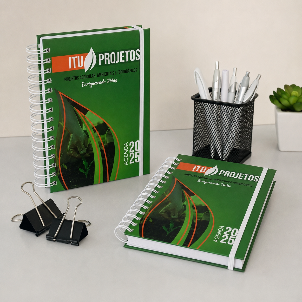 Agenda personalizada verde com identidade visual da empresa e acabamento wire-o