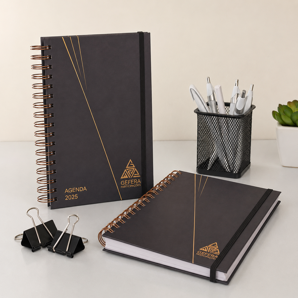 Agenda corporativa personalizada com capa escura e detalhes em dourado