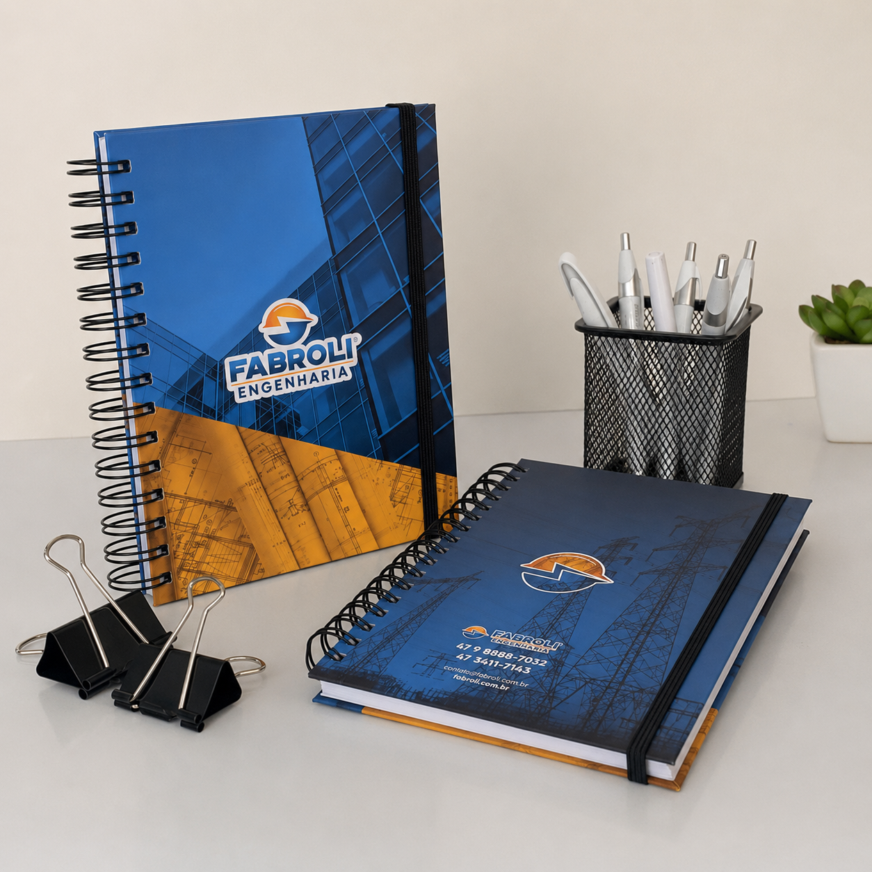 Agenda corporativa personalizada com capa dura azul e logo da empresa